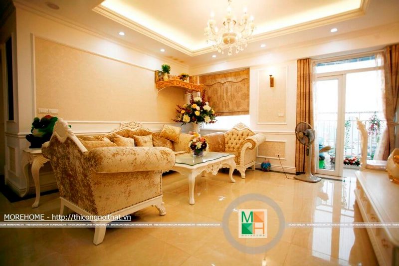 Không gian phòng khách được bố trí vị trí trang nghiêm nhất cho bàn thờ treo tường tổ tiên