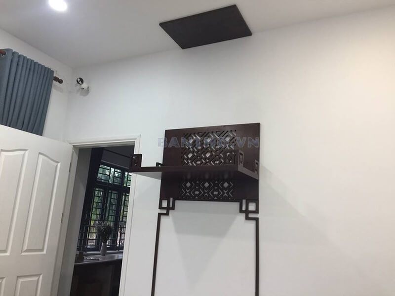 Mẫu bàn thờ treo tường nhỏ gọn mang hơi thở truyền thống.